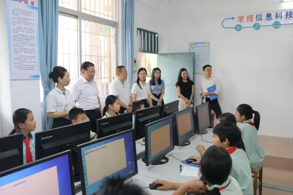 跟上信息科技发展的步伐——康泽基金会向佛山沙水小学捐赠绿色电脑